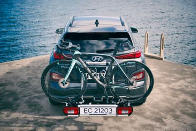 Hyundai KONA Electric med sykkel og sykkelstativ. Foto