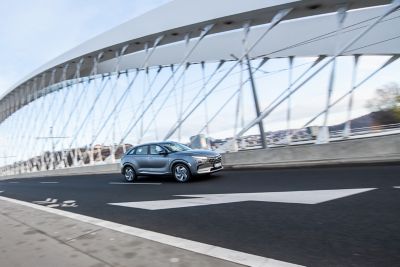 Hyundai NEXO jedoucí po pražském mostě.
