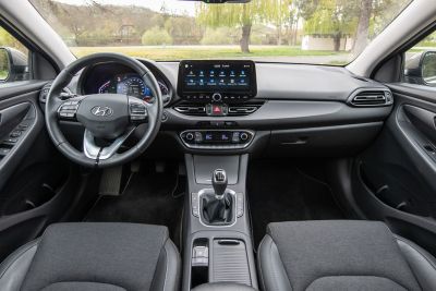 Přední interiér modelu Hyundai i30 Fastback při pohledu ze zadního sedadla.