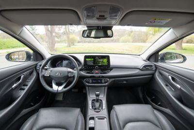 Přední interiér modelu Hyundai i30 kombi při pohledu ze zadního sedadla.