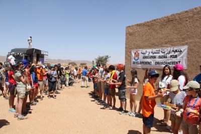 Niña pintando en un mural.