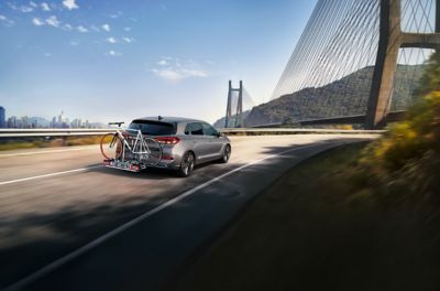 Hyundai i30 équipée d’un porte-vélos d’origine.