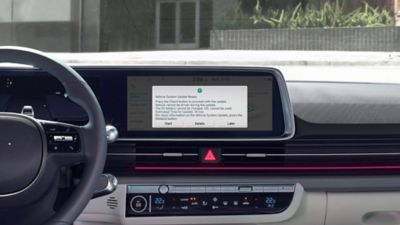 Pushmelding voor een OTA-update van de voertuigsoftware op het infotainmentsysteem van een Hyundai IONIQ 6.
