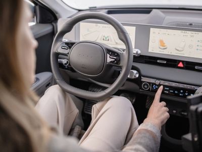 Interiér vozu Hyundai IONIQ 5 s tišší kabinou poskytuje pohodový zážitek z jízdy.
