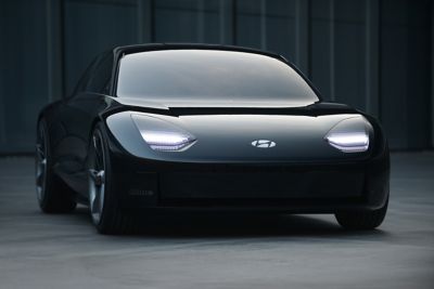 Vue de face du concept-car électrique de Hyundai, le Prophecy.  