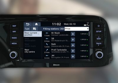 De live-informatie over brandstofprijzen en locatiezoeker voor tankstations op het scherm in de Hyundai i10.