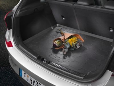 Accessoire d’origine : tapis de coffre durable, antidérapant et étanche à bord de Hyundai i30.
