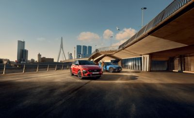 Deux SUV Hyundai KONA N Line stationnés sous un pont.