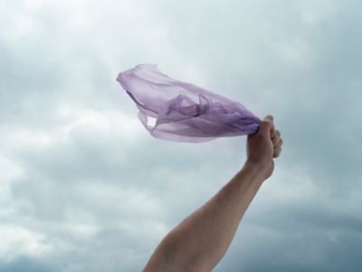 Mano con sacchetto di plastica