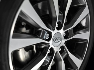 Gros plan sur les jantes d’origine Hyundai.