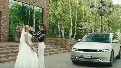 Wedding planner cerca di calmare una sposa di fronte a Hyundai IONIQ 5
