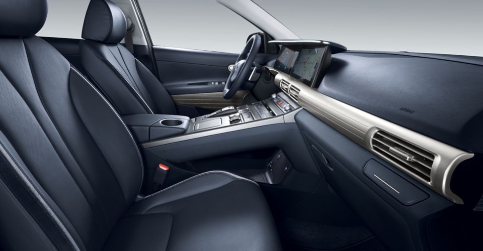 Der Innenraum des Hyundai NEXO in Kunstleder blauem Ambiente