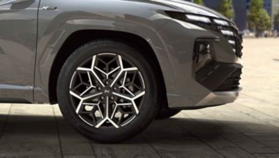 Detail of the all-new Hyundai TUCSON Hybrid N Line 19" alloy wheels.