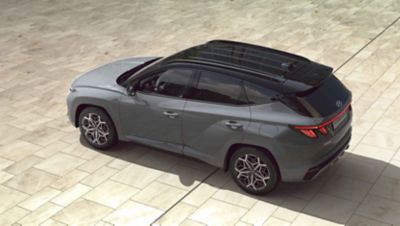 Nový model Hyundai TUCSON N Line sivej farby, 3/4 pohľad zozadu.