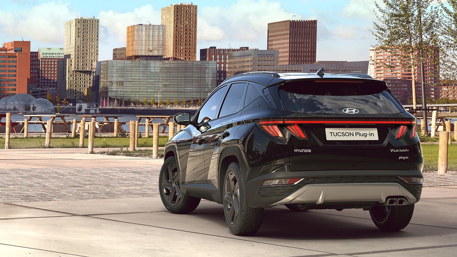 Hyundai TUCSON Plug-in Hybrid in Phantom Black Pearl rear view