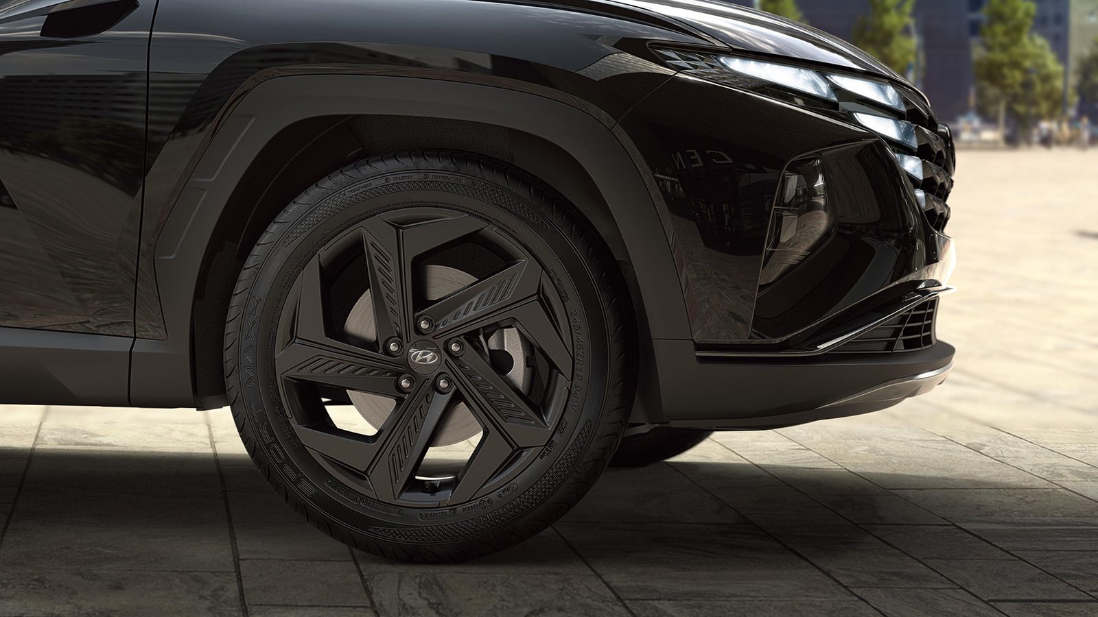 Hyundai TUCSON Plug-in Hybrid in Abyss Black Pearl detail view of the wheels