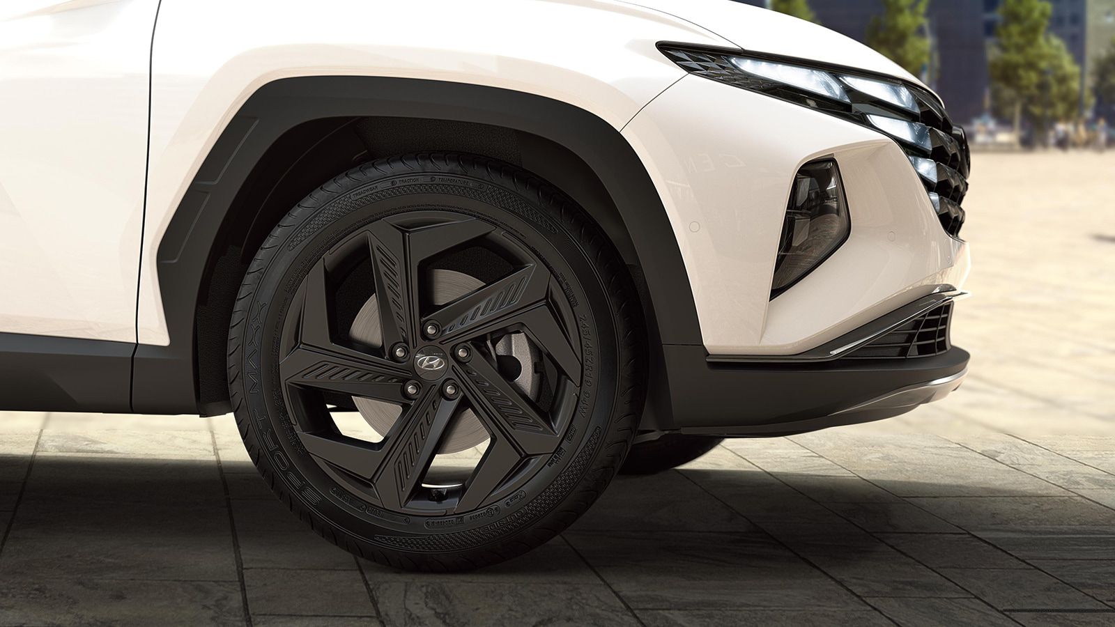 Hyundai TUCSON Plug-in Hybrid in Polar White detail view of the wheels