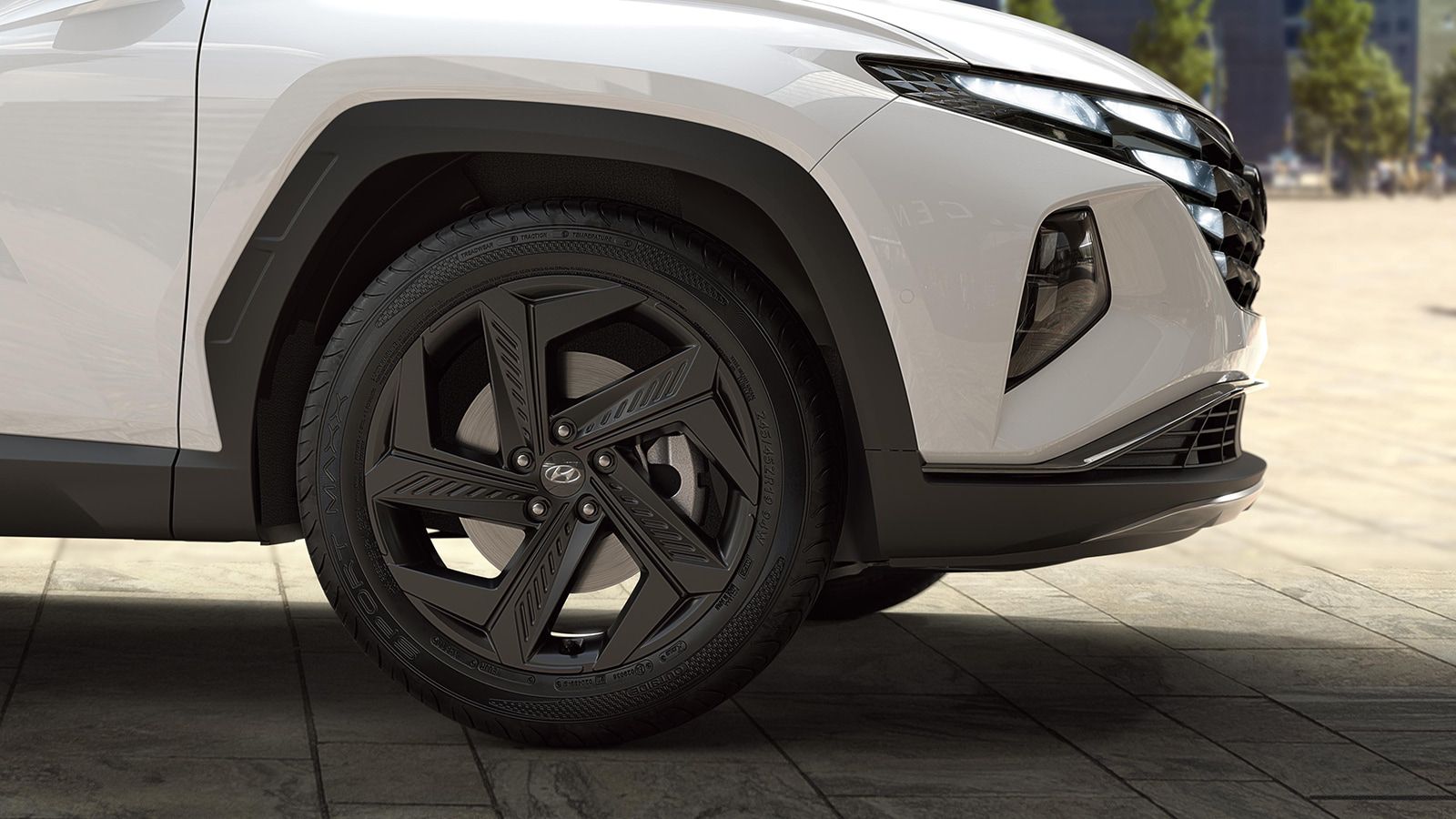 Hyundai TUCSON Plug-in Hybrid in Serenity White Pearl detail view of the wheels