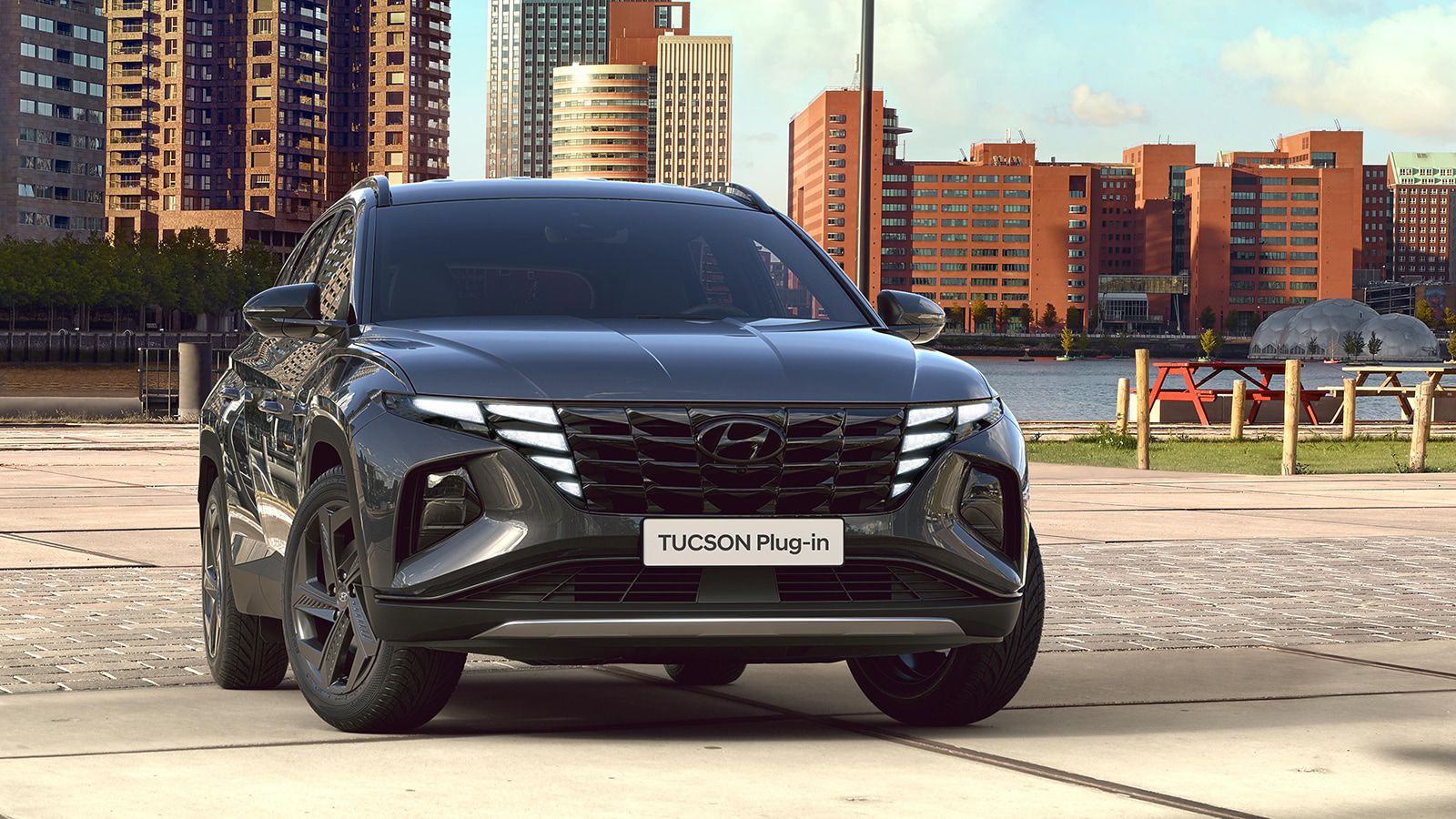 Hyundai TUCSON Plug-in Hybrid in Dark Knight Gray Pearl pictured from the front