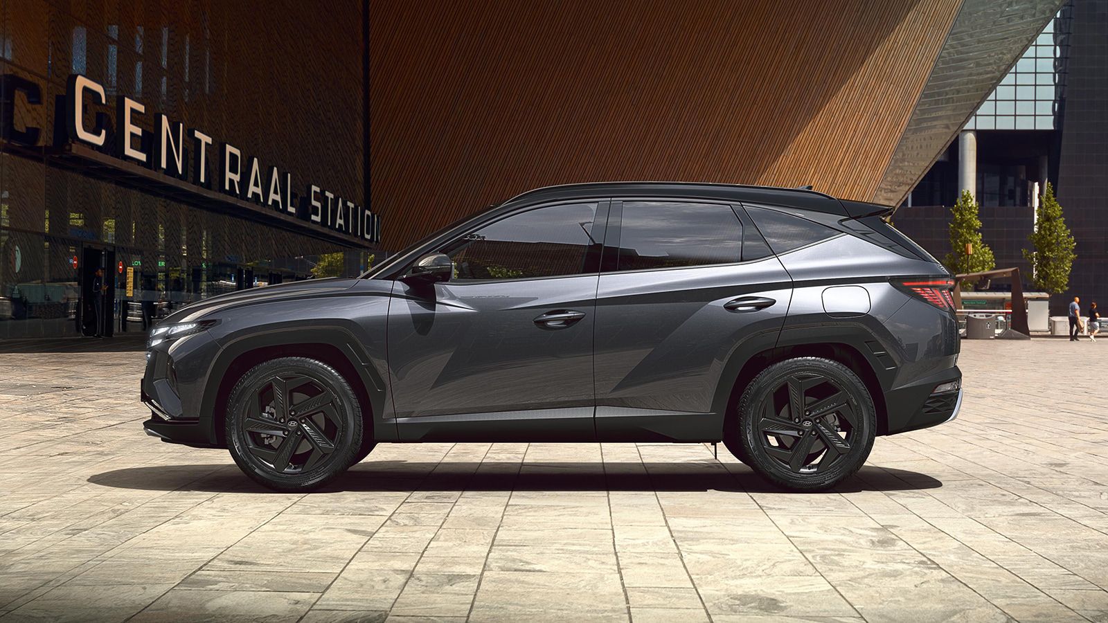 Hyundai TUCSON Plug-in Hybrid in Dark Knight Gray Pearl sideview