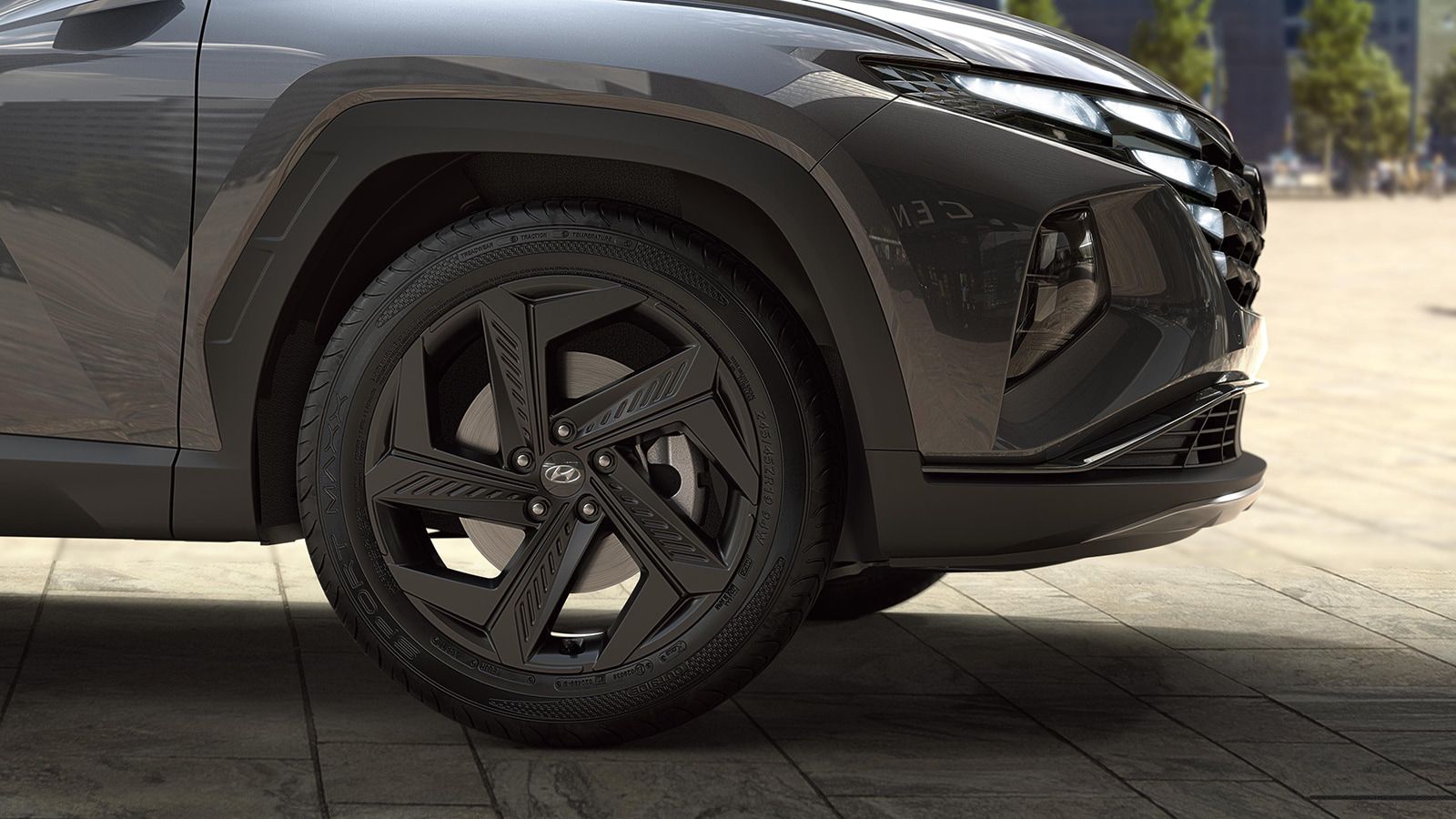Hyundai TUCSON Plug-in Hybrid in Dark Knight Gray Pearl detail view of the wheels