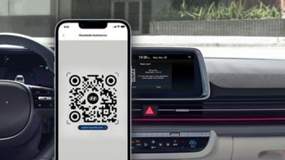 Pantalla Hyundai y un smartphone mostrando el portal de actualización del sistema de información y entretenimiento.