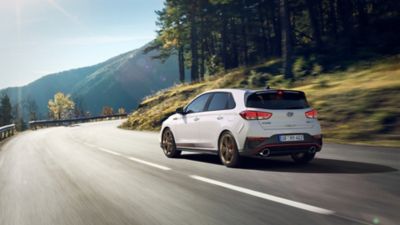 Hyundai i30 N Drive-N de edición limitada en color Serenity White tomando una curva.