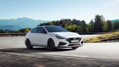 The new Hyundai i30 N racing a corner in the colour Polar White.