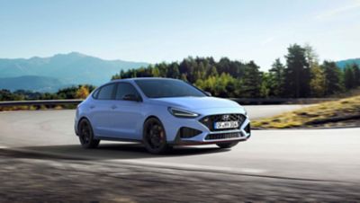 Hyundai i30 N w kolorze Performance Blue pokonuje zakręt.