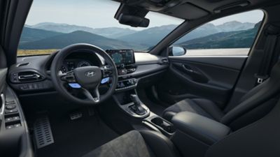 Blick in das Interieur eines Hyundai i30 Fastback N mit Lenkrad, Displays und Bedienelementen.