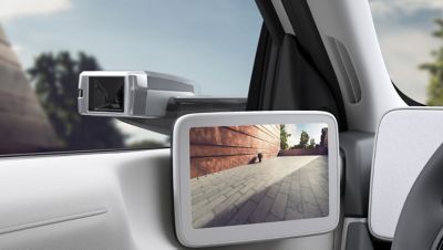 Plan rapproché sur le volant et les compteurs numériques à bord du CUV compact électrique Hyundai IONIQ 5.