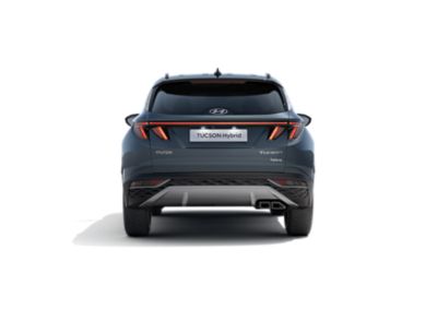 Nowy kompaktowy SUV Hyundai Tucson Hybrid jadący po ulicy w mieście – ujęcie szerokich tylnych świateł zespolonych.