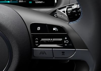 Detailbild: Schaltwippen zum Gangwechsel am Lenkrad eines Hyundai TUCSON.