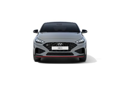 Frontansicht eines grauen Hyundai i30 Fastback N. 