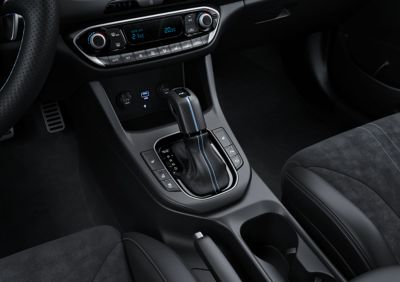 Gear shift with Performance Blue accents inside the Hyundai i30 N performance hatchback.