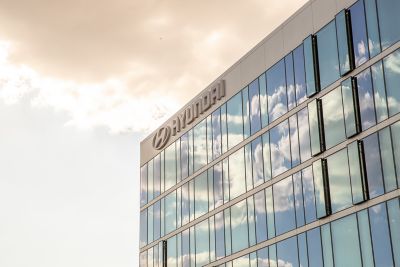 Hyundai Firmengebäude im Sonnenlicht. Wolken spiegeln sich in der Glasfassade.