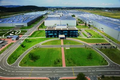 Das Gelände einer Hyundai Forschungseinrichtung mit Gebäuden und grünen Freiflächen von oben.
