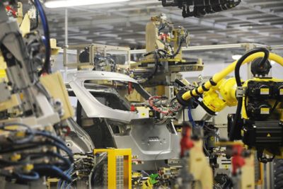 Robotická ramena při práci ve výrobním závodě Hyundai.