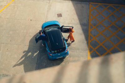 Bovenaanzicht van een blauwe Hyundai i10.
