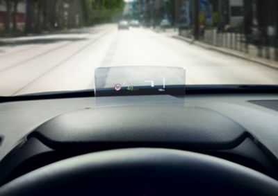 Head-up display (HUD) di Nuova Hyundai KONA che proietta informazioni importanti in linea con la tua visuale.