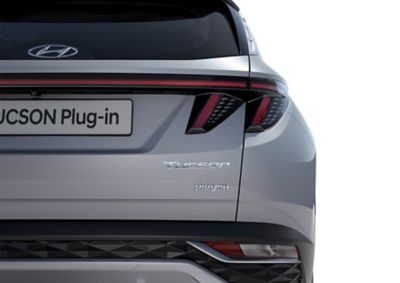 De nieuwe Hyundai TUCSON Plug-in Hybrid compacte SUV gezien van de achterzijde, met zijn brede LED-achterlichten.