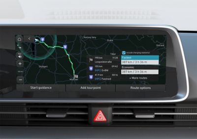 Obrazovka plánovače trasy elektromobilu uvnitř vozu Hyundai IONIQ 6 .