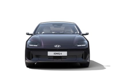 Frontansicht eines Hyundai IONIQ 6 mit Matrix-LED-Frontscheinwerfern. 