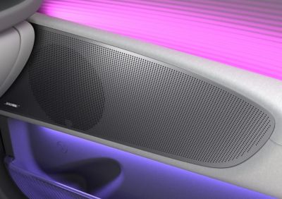 Éclairage interactif sensible à la vitesse sur la portière avant de Hyundai IONIQ 6 en mode violet.