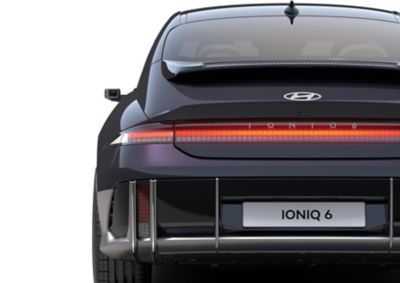 Parte trasera del IONIQ 6, con materiales transparentes del alerón trasero. 