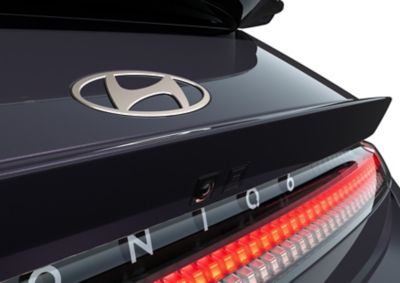 Емблемата Hyundai 'H' с обновен дизайн върху предната и задната част на автомобила.