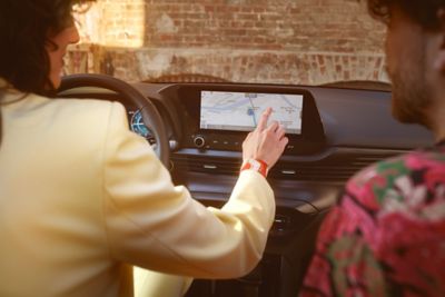 Eine Person bedient den 10,25-Zoll Touchscreen eines Hyundai BAYON.