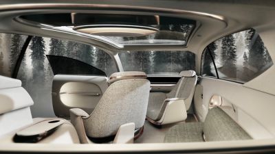 Přizpůsobitelné uspořádání sedadel uvnitř nového konceptu elektrického SUEV SEVEN značky Hyundai.