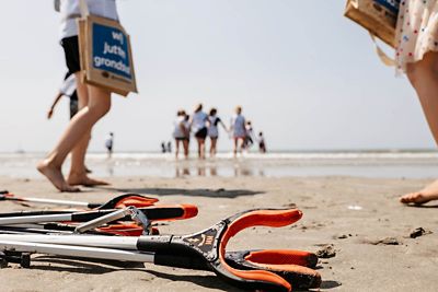 Hyundai partners collecting plastic garbage at the beach for more sustainability.