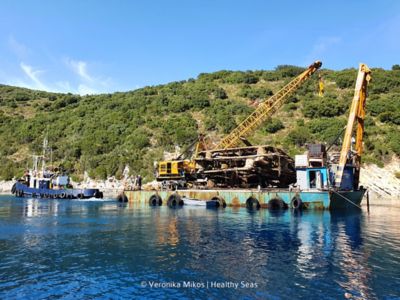 Una chiatta di recupero ricoperta di detriti marini recuperati dall'oceano